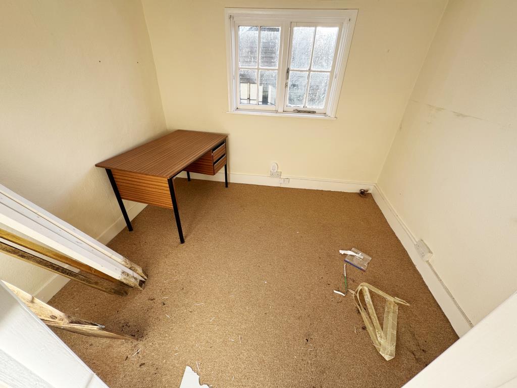 Lot: 43 - FREEHOLD OFFICES IN POPULAR VILLAGE WITH POTENTIAL - First floor - Room 3